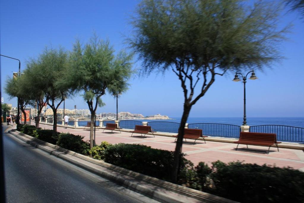 Modern Apartment Steps To St George'S Bay Saint Julian's ภายนอก รูปภาพ