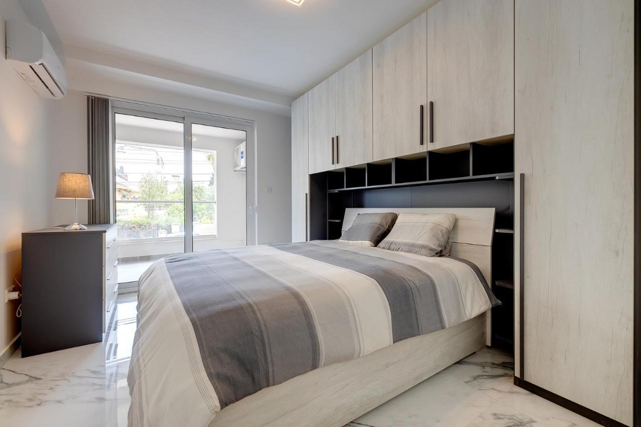Modern Apartment Steps To St George'S Bay Saint Julian's ภายนอก รูปภาพ